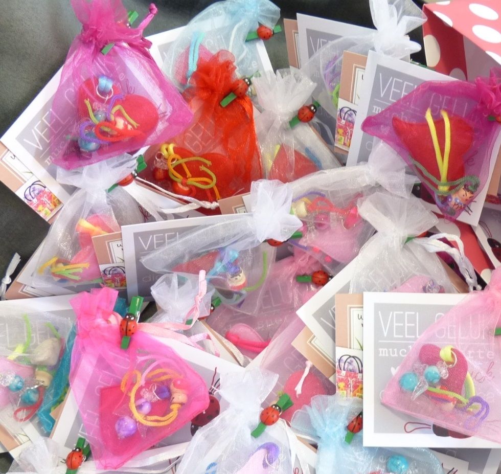 Fijn dat je Wobby Hobby bezoekt!

Wobby Hobby is een kleine onderneming, een Non-Profit, zonder winstbeleid.
Mijn missie is een beetje geluk schenken aan families die in het Ronald McDonald Huis moeten verblijven.
Dit geluk schenk ik in de vorm van een cadeautje en noem dit 'een Handje Vol Geluk'. Dit cadeautje maak ik uit de opbrengsten van Wobby Hobby.
Ik maak mijn producten zelf of stel ze samen zodat jij iets unieks hebt. Mijn producten staan in het teken van geluk en meestal voeg ik nog iets extra's toe aan je bestelling.

Ik maak ook op bestelling. Heb je een feestje, verjaardag, geboorte, doop, communie of jubileum, ik maak graag een passend prijsje voor grotere aantallen. Neem dan contact op via mijn e-mail wobbyhobby@hotmail.com

Bij elke aankoop doneer je automatisch een Handje Vol Geluk voor een ziek kindje. Elk kwartaal schenk ik deze aan het Ronald McDonald Huis in Veldhoven.

Help jij ook mee een klein beetje geluk te verspreiden.

Wobby Hobby is ook te vinden op Instagram, Pinterest en op https://www.facebook.com/wobbyhobby

Bestellingen kunnen alleen worden verstuurd als de betaling is ontvangen.
Woon je in de buurt van Veldhoven, dan is het mogelijk om je bestelling bij mij aan huis af te komen halen.